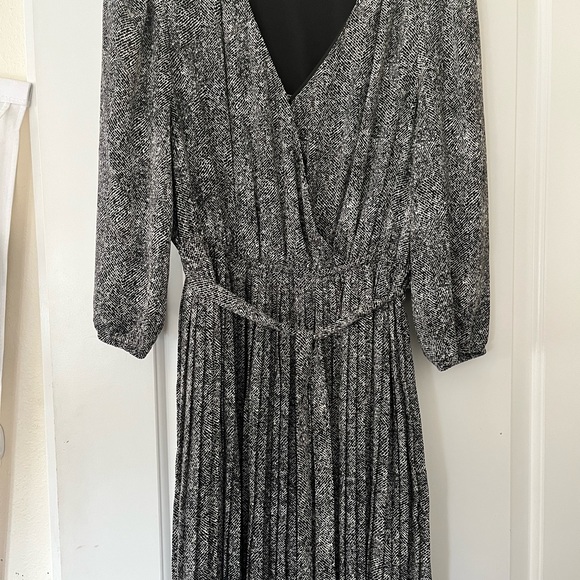 Dress - Picture 3 of 8